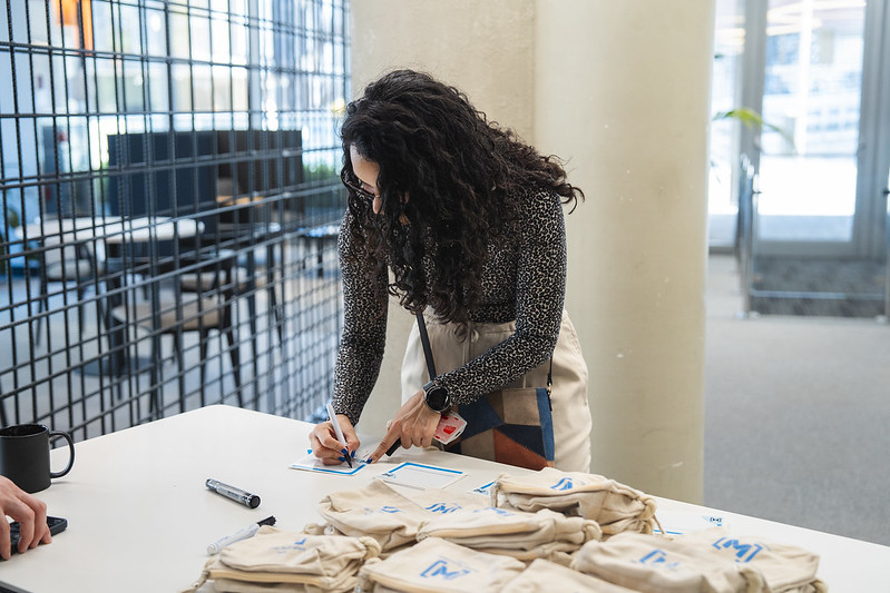Voluntaria preparando acreditaciones en la entrada del evento Women Techmakers Madrid