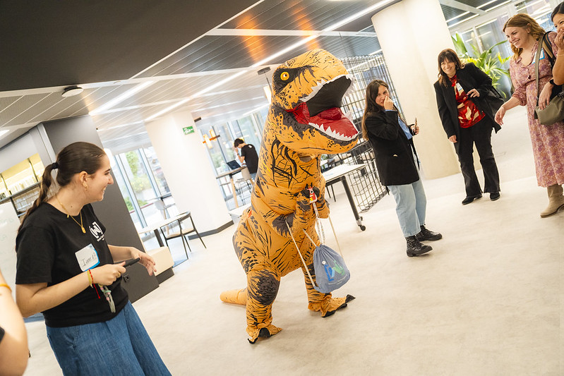 Animación con disfraz de dinosaurio en el evento Women Techmakers Madrid